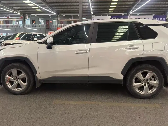 Toyota RAV4 — Фото автомобиля 2