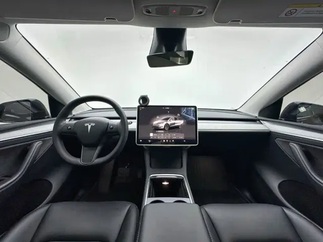 Tesla Model Y — Фото автомобиля 15