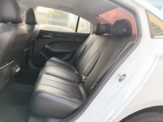 Roewe i5 — Фото автомобиля 16