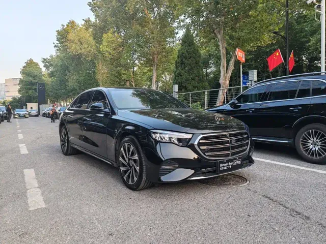 Mercedes-Benz E-Class — Фото автомобиля 2