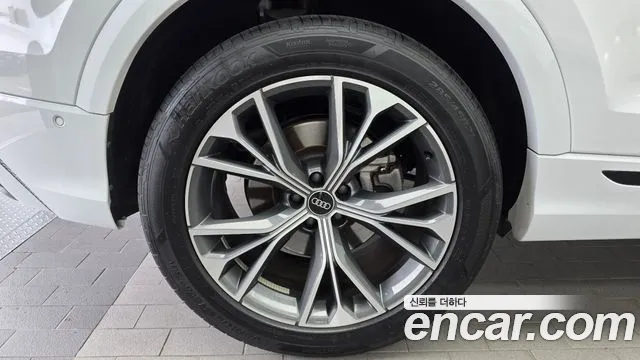 Audi Q8 55 TFSI quattro Premium — Фото автомобиля 5