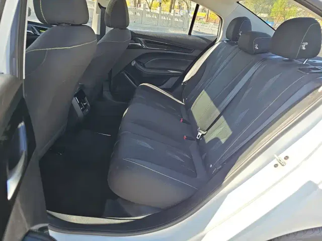 Roewe i5 — Фото автомобиля 18
