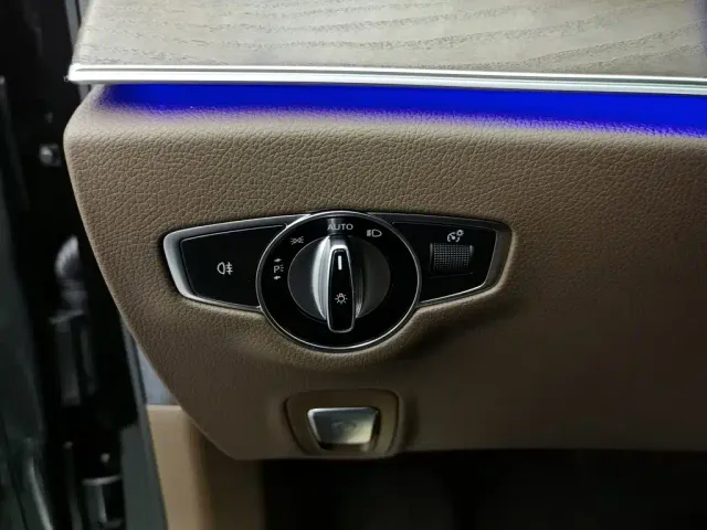 Mercedes-Benz E-Class — Фото автомобиля 21