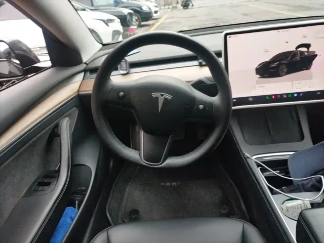 Tesla Model 3 — Фото автомобиля 11