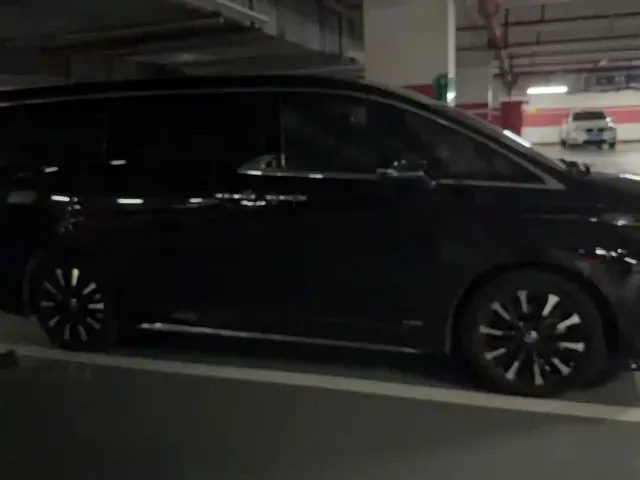 Toyota Alphard — Фото автомобиля 2