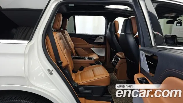 Lincoln Aviator — Фото автомобиля 12
