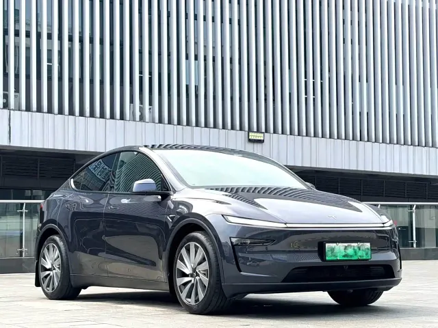 Tesla Model Y — Фото автомобиля 3