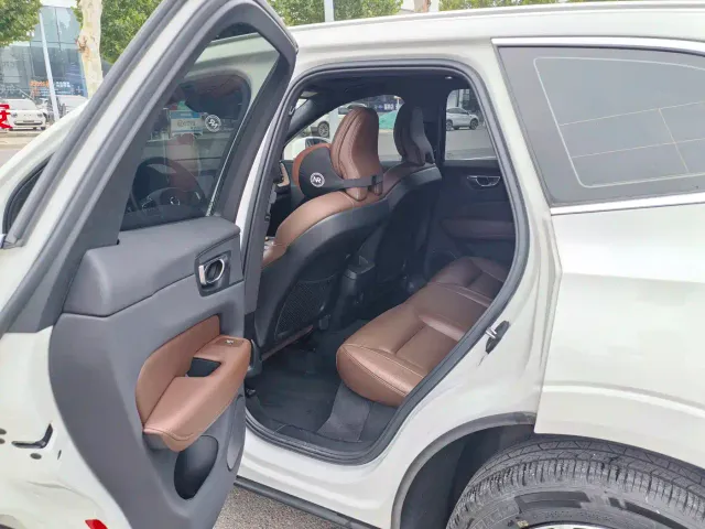 Volvo XC60 — Фото автомобиля 7