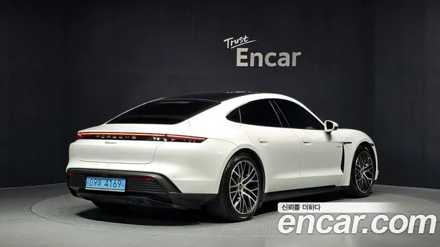 Porsche Taycan — Фото автомобиля 2