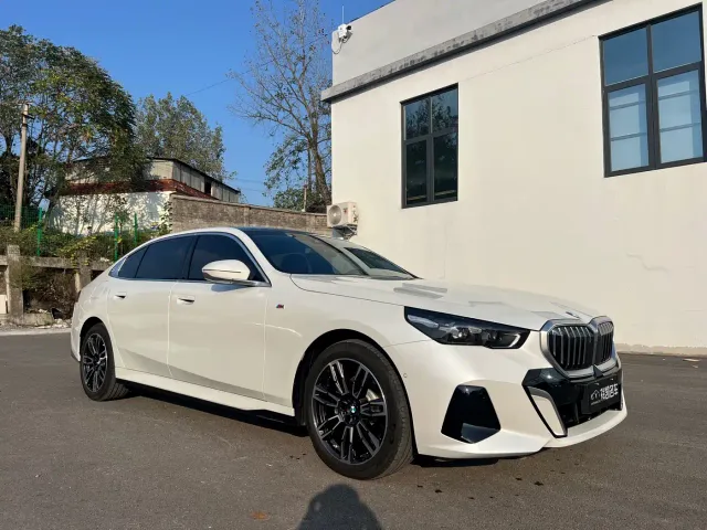 BMW 5 Series — Фото автомобиля 3