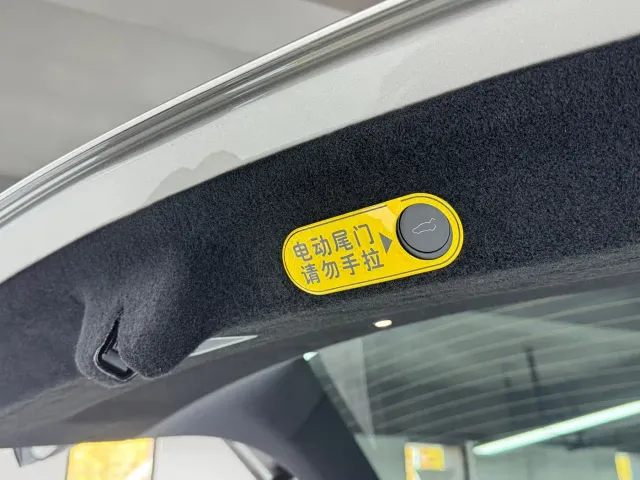 Tesla Model Y L — Фото автомобиля 17