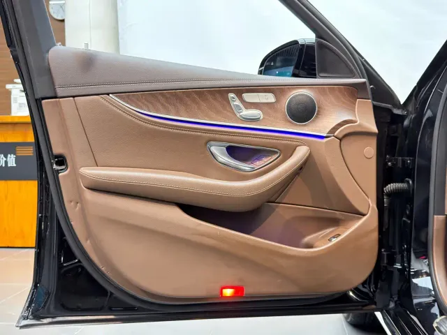 Mercedes-Benz E-Class — Фото автомобиля 16