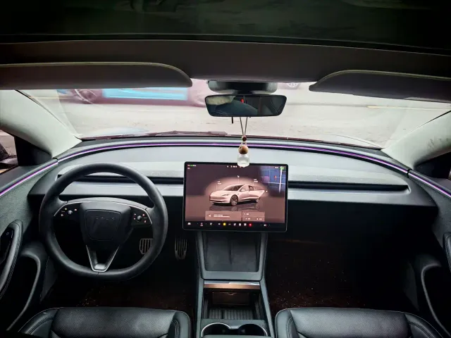 Tesla Model 3 — Фото автомобиля 4