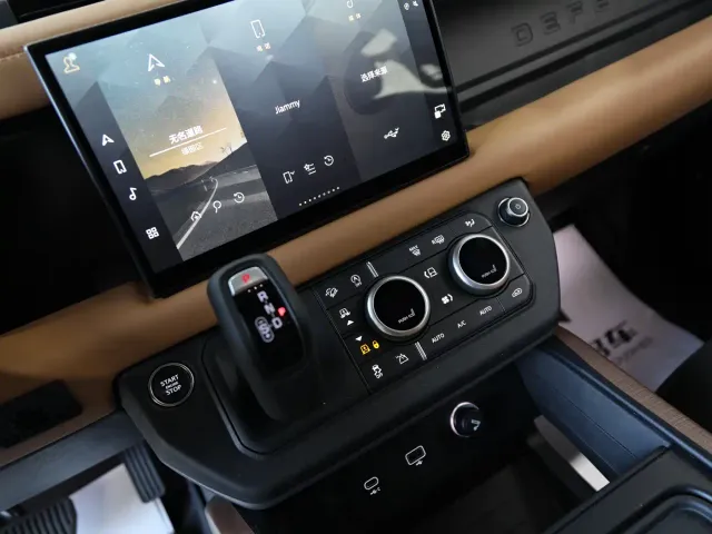 Land Rover Defender — Фото автомобиля 9