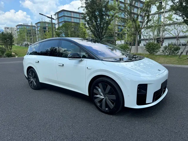 Li Auto i8 — Фото автомобиля 3