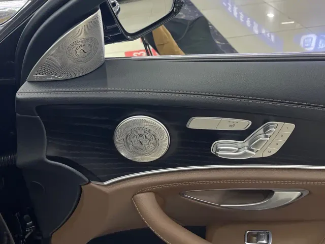 Mercedes-Benz E-Class — Фото автомобиля 12