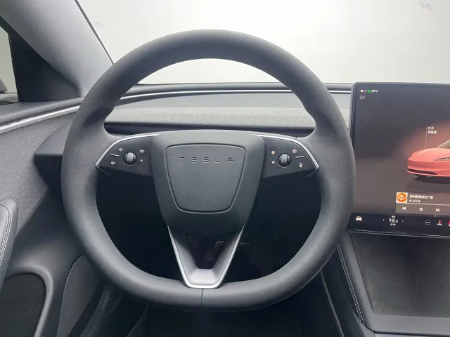 Tesla Model 3 — Фото автомобиля 12