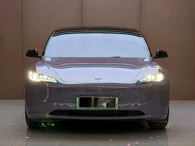 Tesla Model 3 — Фото автомобиля 2