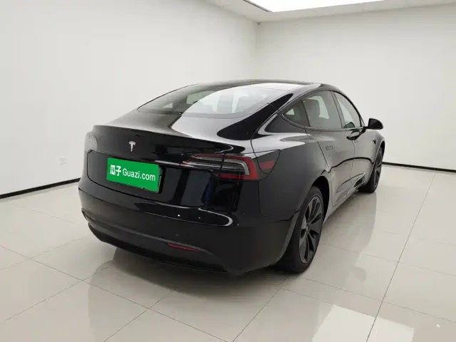 Tesla Model 3 — Фото автомобиля 4