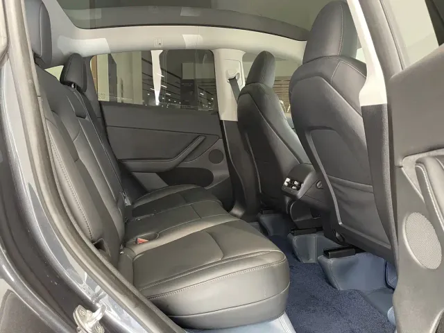 Tesla Model Y — Фото автомобиля 12