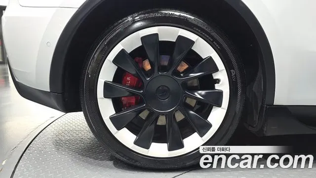 Tesla Model Y — Фото автомобиля 5