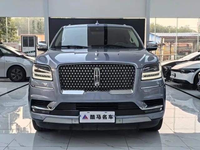 Lincoln Navigator — Фото автомобиля 2