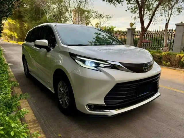 Toyota Sienna — Фото автомобиля 3