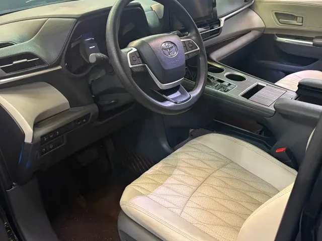 Toyota Sienna — Фото автомобиля 7