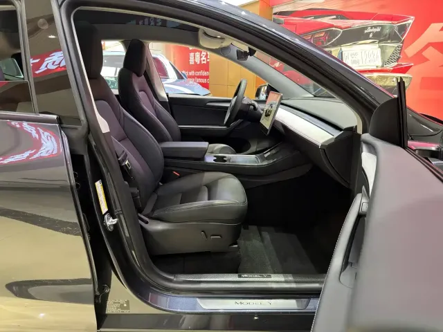 Tesla Model Y — Фото автомобиля 7