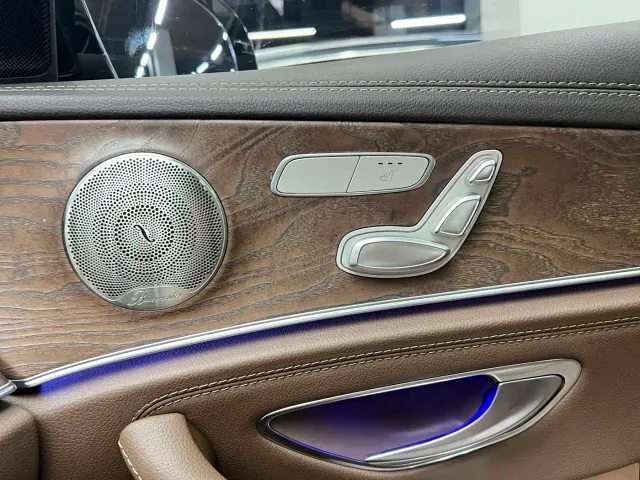 Mercedes-Benz E-Class — Фото автомобиля 12