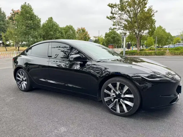 Tesla Model 3 — Фото автомобиля 4