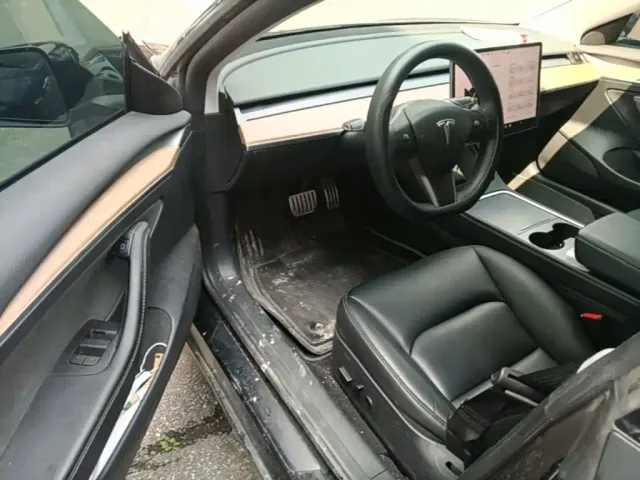 Tesla Model 3 — Фото автомобиля 15