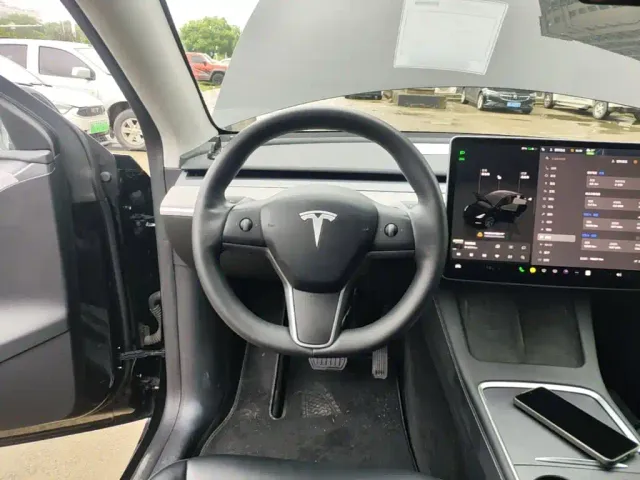 Tesla Model Y — Фото автомобиля 10