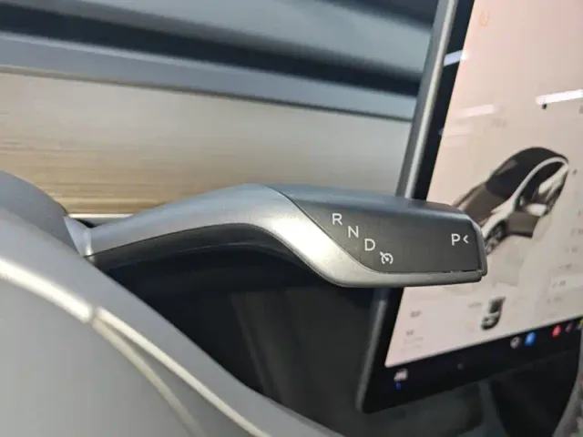 Tesla Model Y — Фото автомобиля 13