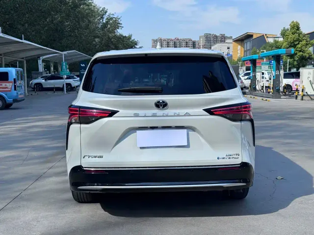 Toyota Sienna — Фото автомобиля 4
