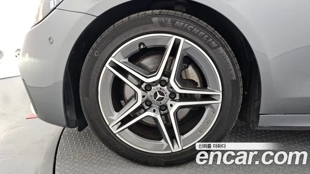 Mercedes-Benz E-Class — Фото автомобиля 3