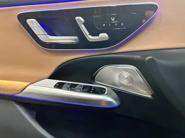 Mercedes-Benz E-Class — Фото автомобиля 17