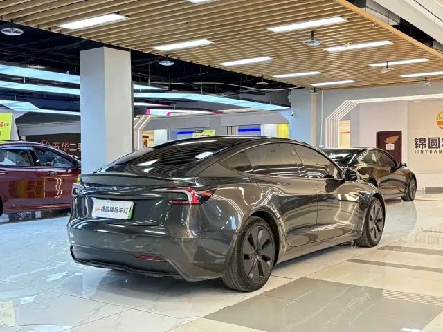 Tesla Model 3 — Фото автомобиля 5