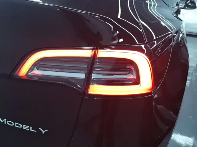 Tesla Model Y — Фото автомобиля 7
