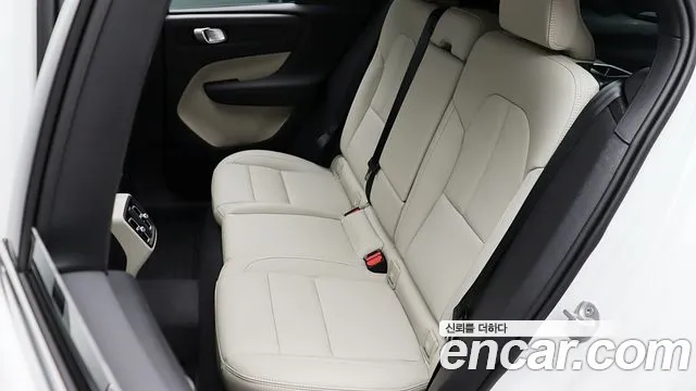 Volvo XC40 — Фото автомобиля 10