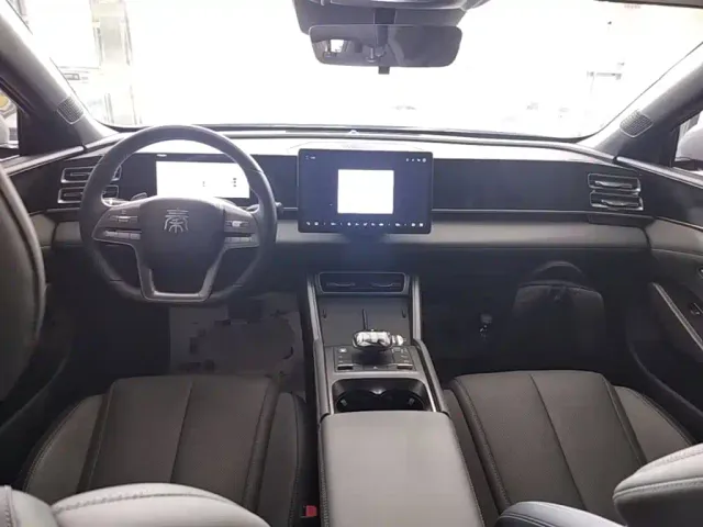 BYD Qin L — Фото автомобиля 9