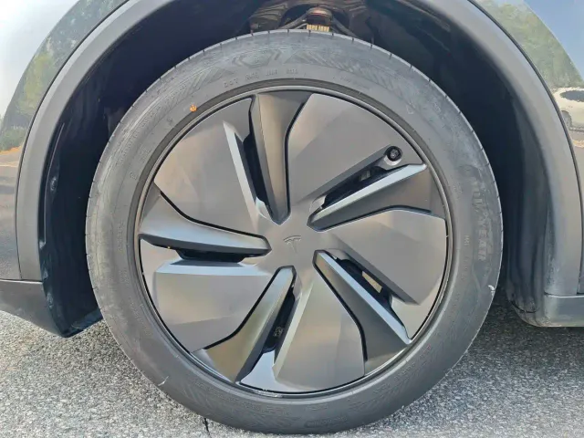 Tesla Model Y — Фото автомобиля 8