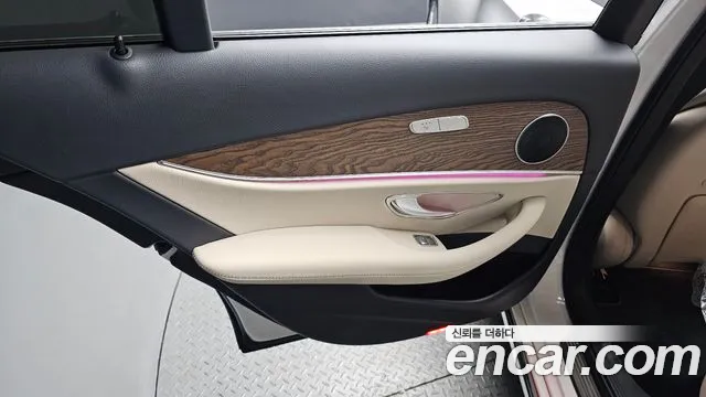 Mercedes-Benz E-Class — Фото автомобиля 20