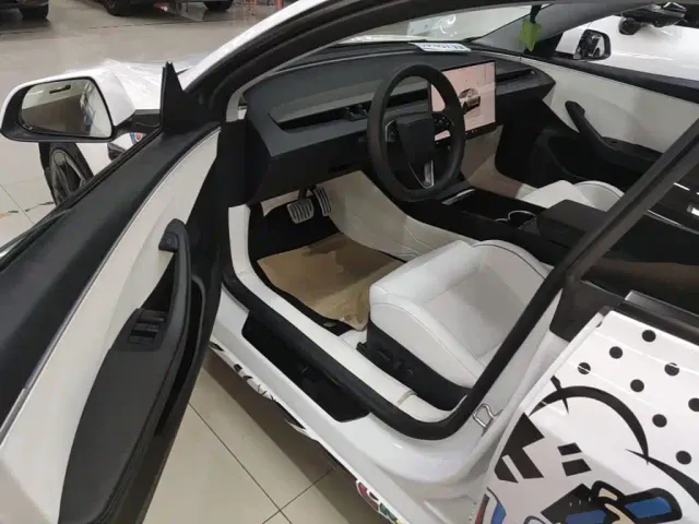 Tesla Model 3 — Фото автомобиля 15
