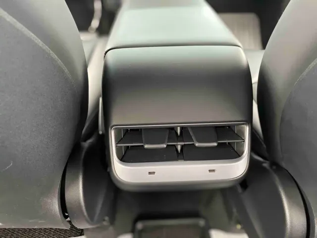 Tesla Model Y — Фото автомобиля 14