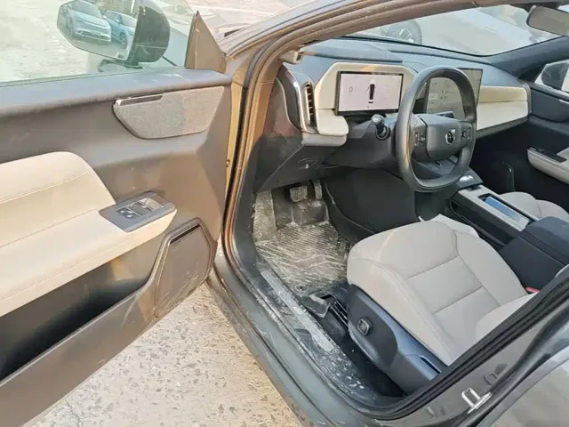 Volvo XC70 Plug-in Hybrid — Фото автомобиля 15