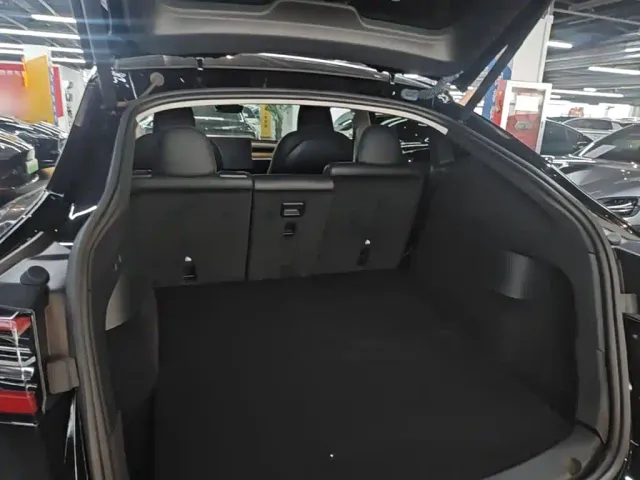 Tesla Model Y — Фото автомобиля 18