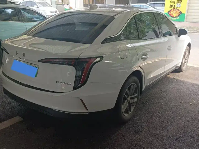 Hongqi E-QM5 — Фото автомобиля 10