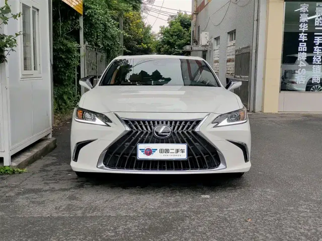 Lexus ES — Фото автомобиля 3