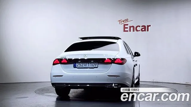 Mercedes-Benz E-Class — Фото автомобиля 2